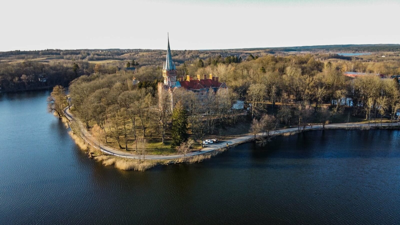 Sesja ślubna nad jeziorem w Dworze Landwarów